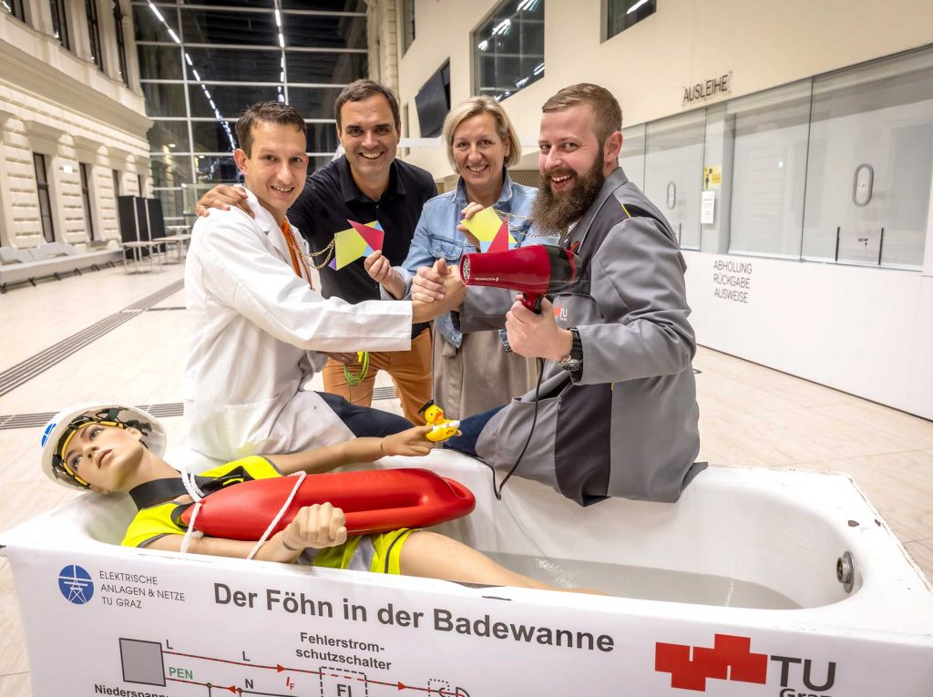 Die Science-Slam-Champions 2023 Martin Fürnschuß (links) und Daniel Herbst (rechts) mit Slam-Moderator Bernhard Weingartner (2. v. l.) und Kristina Edlinger-Ploder, Rektorin der FH CAMPUS 02. Foto: SHK/Lunghammer