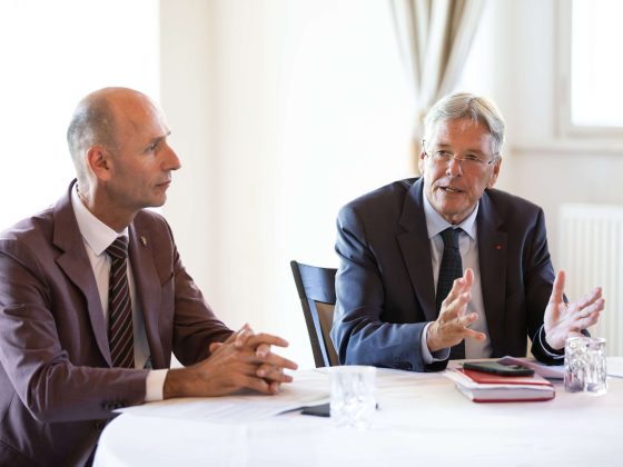 LR Willibald Ehrenhöfer und LH Peter Kaiser als Redner der Hochschulkonferenz
