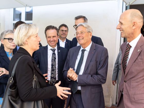 LH Peter Kaiser und LR Willibald Ehrenhöfer im Gespräch mit Teilnehmern der Hochschulkonferenz