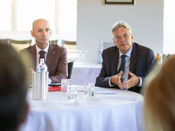LR Willibald Ehrenhöfer und LH Peter Kaiser als Redner der Hochschulkonferenz