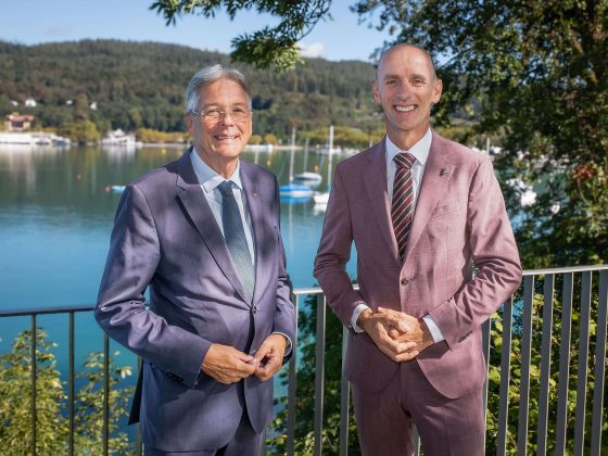 LH Peter Kaiser und LR Willibald Ehrenhöfer bei der Hochschulkonferenz im Garten von Schloss Loretto