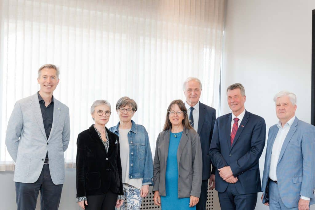 V.l.n.r.: Markus Fallenböck, Universität Graz, Andrea Kurz, MedUni Graz, Andrea Seel, PPH Augustinum, Corinna Engelhardt-Nowitzki, Peter Moser, Montanuniversität Leoben, Horst Bischof, TU Graz, Erich Brugger, FH Campus 02. Foto: FH JOANNEUM / Hasler
