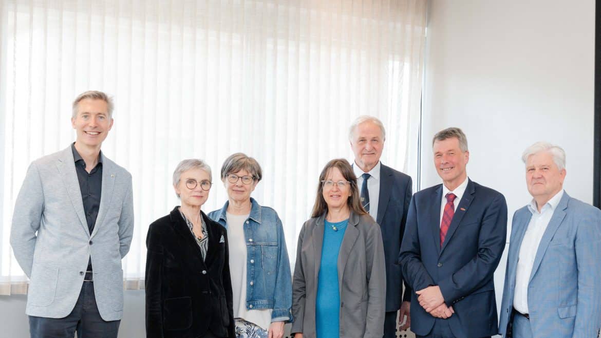 V.l.n.r.: Markus Fallenböck, Universität Graz, Andrea Kurz, MedUni Graz, Andrea Seel, PPH Augustinum, Corinna Engelhardt-Nowitzki, Peter Moser, Montanuniversität Leoben, Horst Bischof, TU Graz, Erich Brugger, FH Campus 02. Foto: FH JOANNEUM / Hasler